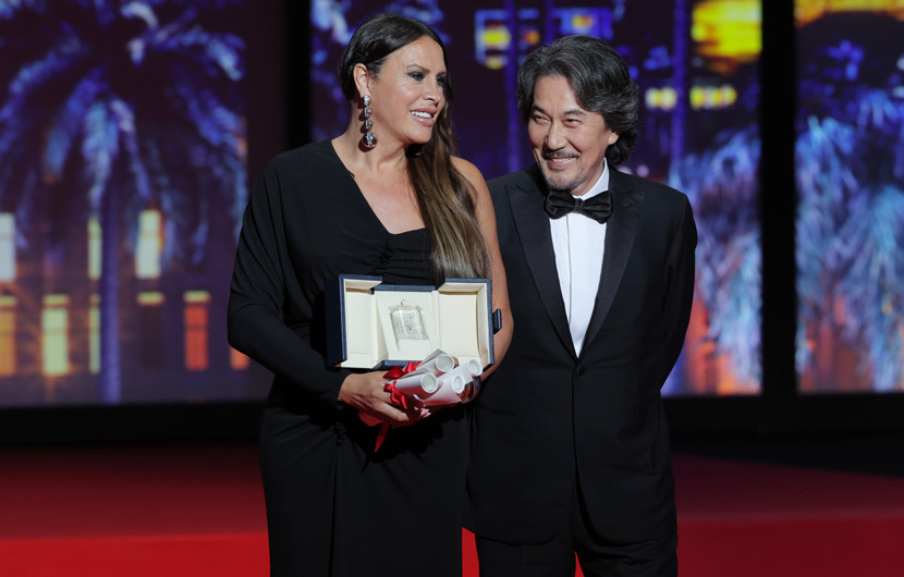 Karla Sofía Gascón (EMILIA PEREZ) with Zoe Saldaña, Selena Gomez & Adriana Paz - Best performance by an ensemble of actresses © Victor Boyko / Getty 